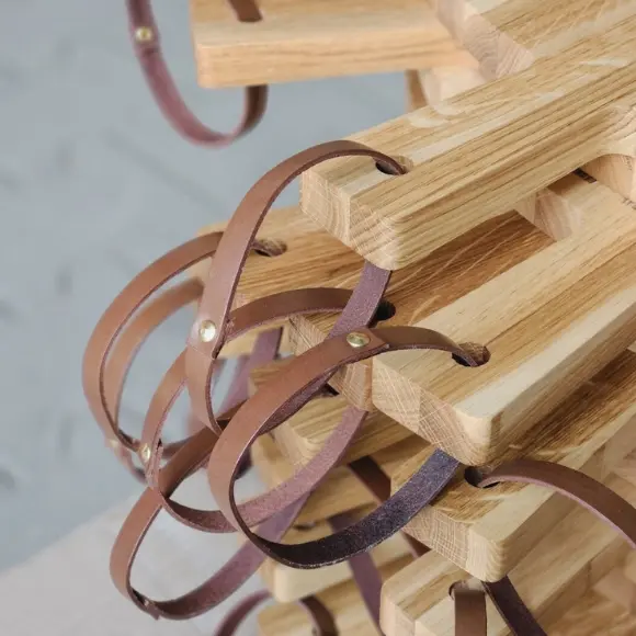 Drewniane deski z paskiem z naturalnej skóry do zawieszenia na ścianie,Wooden boards with a natural leather belt for hanging on the wall