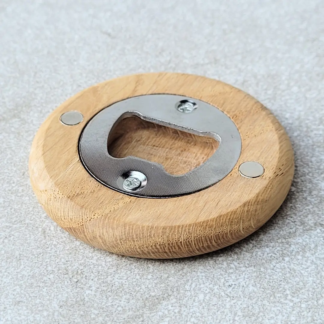 Okrągły drewniany otwieracz z magnesem neodymowym do butelek,Round wooden bottle opener with a neodymium magnet