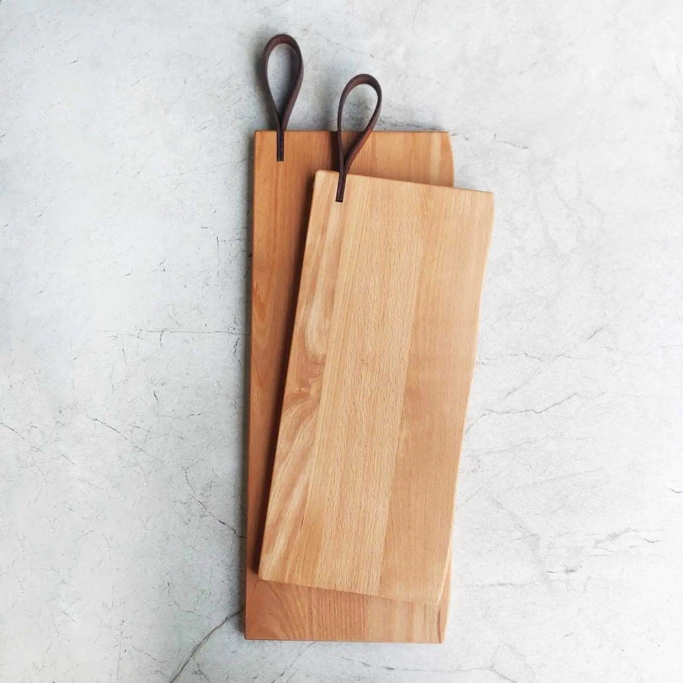 Eleganckie akcesoria do kuchni-deski do krojenia wyposażone w solidny skórzany uchwyt,Elegant kitchen accessories—cutting boards with solid leather belt