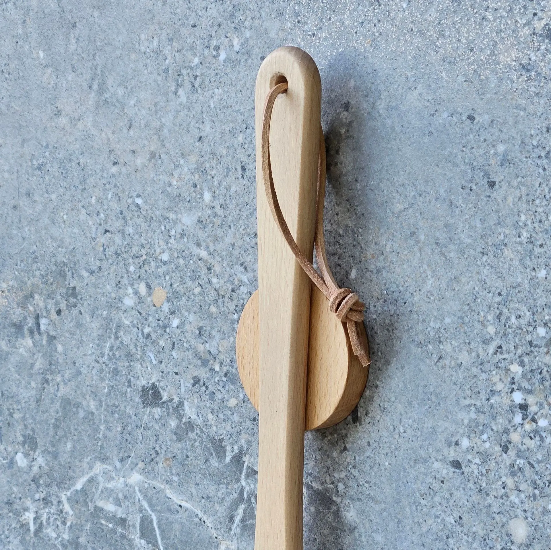 Rączka deski kuchennej z pętlą z mocnego rzemyka skórzanego,A kitchen cutting board handle with a loop made of strong leather strap