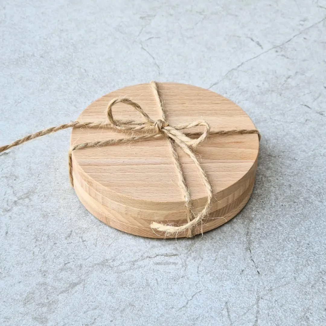 Zestaw podstawek drewnianych połączony jutowym sznurkiem,Set of wooden coasters tied with jute cord