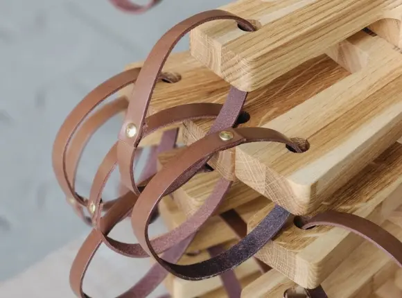 Deski ze skórzanym paskiem jako akcesoria kuchenne z drewna,Wooden cutting boards with leather belt as kitchen accessories