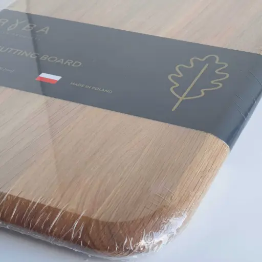 Deska dębowa zabezpieczona folią i czarną opaską pokazująca jak polski producent dba o zabezpieczenie produktów,Oak board protected with foil and black tape, demonstrating how Polish manufacturer care about protecting their products