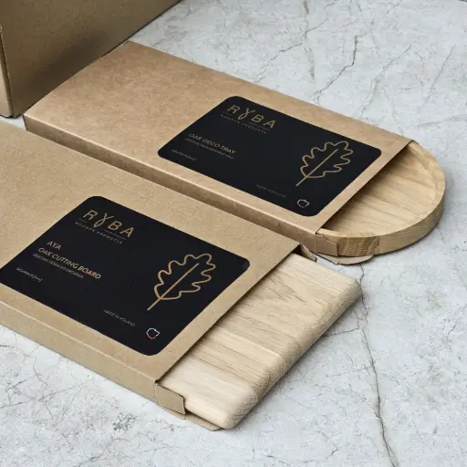 Zbliżenie na precyzyjnie dopasowane pudełko kartonowe typu wsuwka, chroniące deskę dębową przed uszkodzeniami,Zoom in on the precisely fitted cardboard slipcase, protecting the oak board from damage