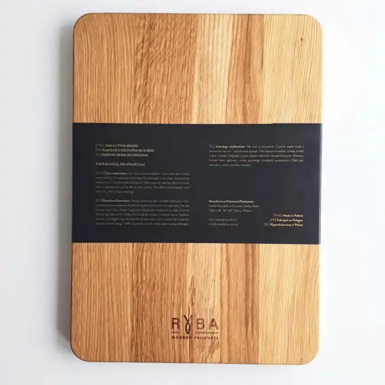 Tył dębowej deski z grawerem Ryba – papierowa opaska zawiera szczegółową instrukcję pielęgnacji i dane techniczne,The back of the oak board with logo engraver – the paper tag includes detailed care instructions and technical specifications