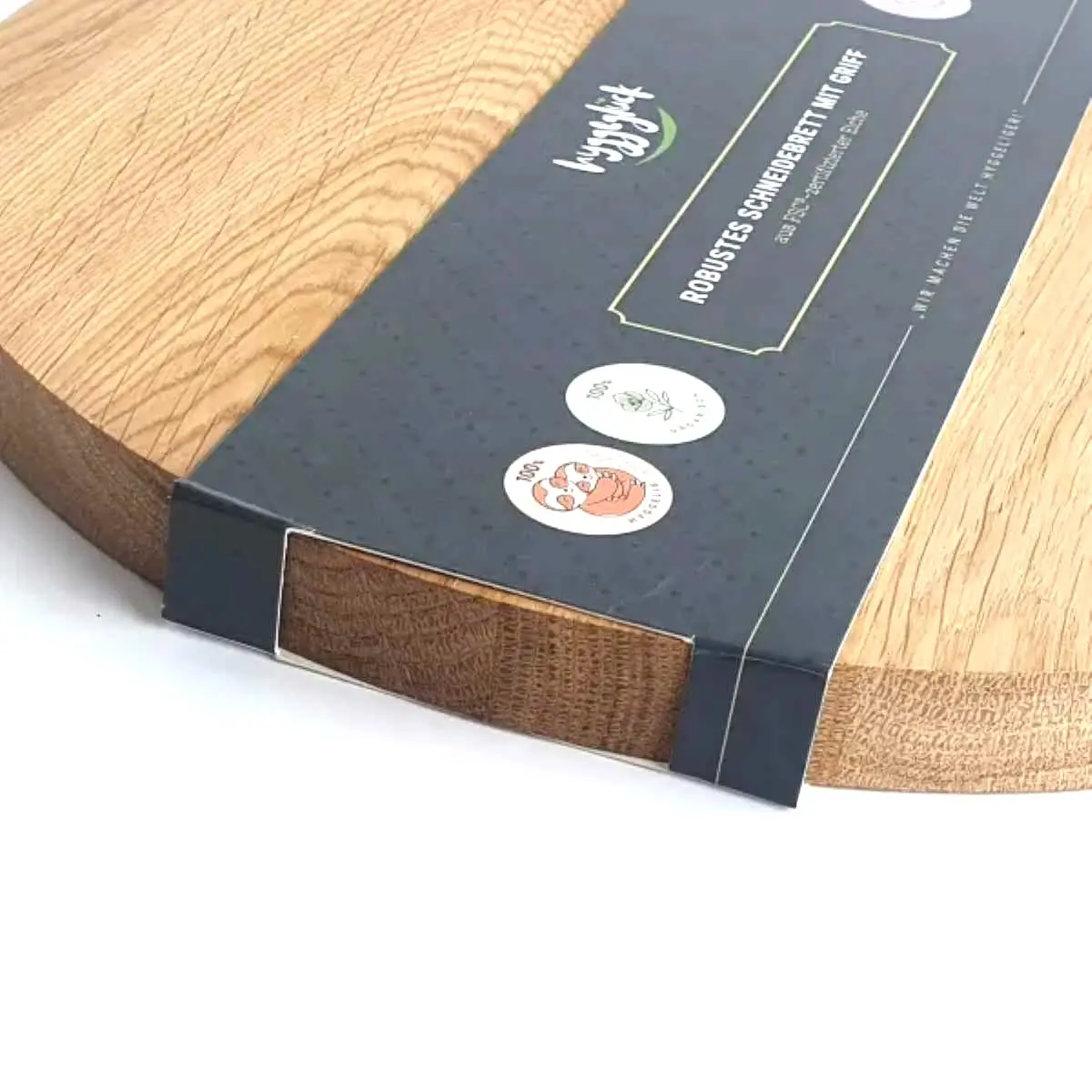 Deska do krojenia z etykietą marketingową,która jest stylowym zabezpieczeniem produktu podczas transportu,A cutting board with a marketing label that serves as stylish product protection during transport