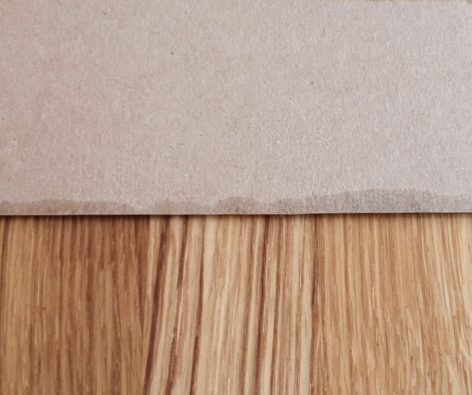 Drewniana deska do krojenia z papierową etykietą jako wyposażenie hoteli i restauracji,Wooden cutting board with a paper label, designed for use in hotels and restaurants