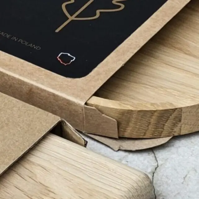 Opakowanie kartonowe z widoczną funkcją opakowania, która chroni krawędzie,Cardboard box with visible packaging features that protect the edges