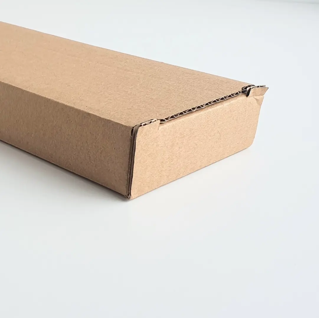 Wysyłkowe opakowanie karton, w które polski producent drewnianych desek pakuje produkty z drewna z certyfikatem FSC,Shipping box used by a Polish manufacturer of wooden boards to package FSC-certified wood products