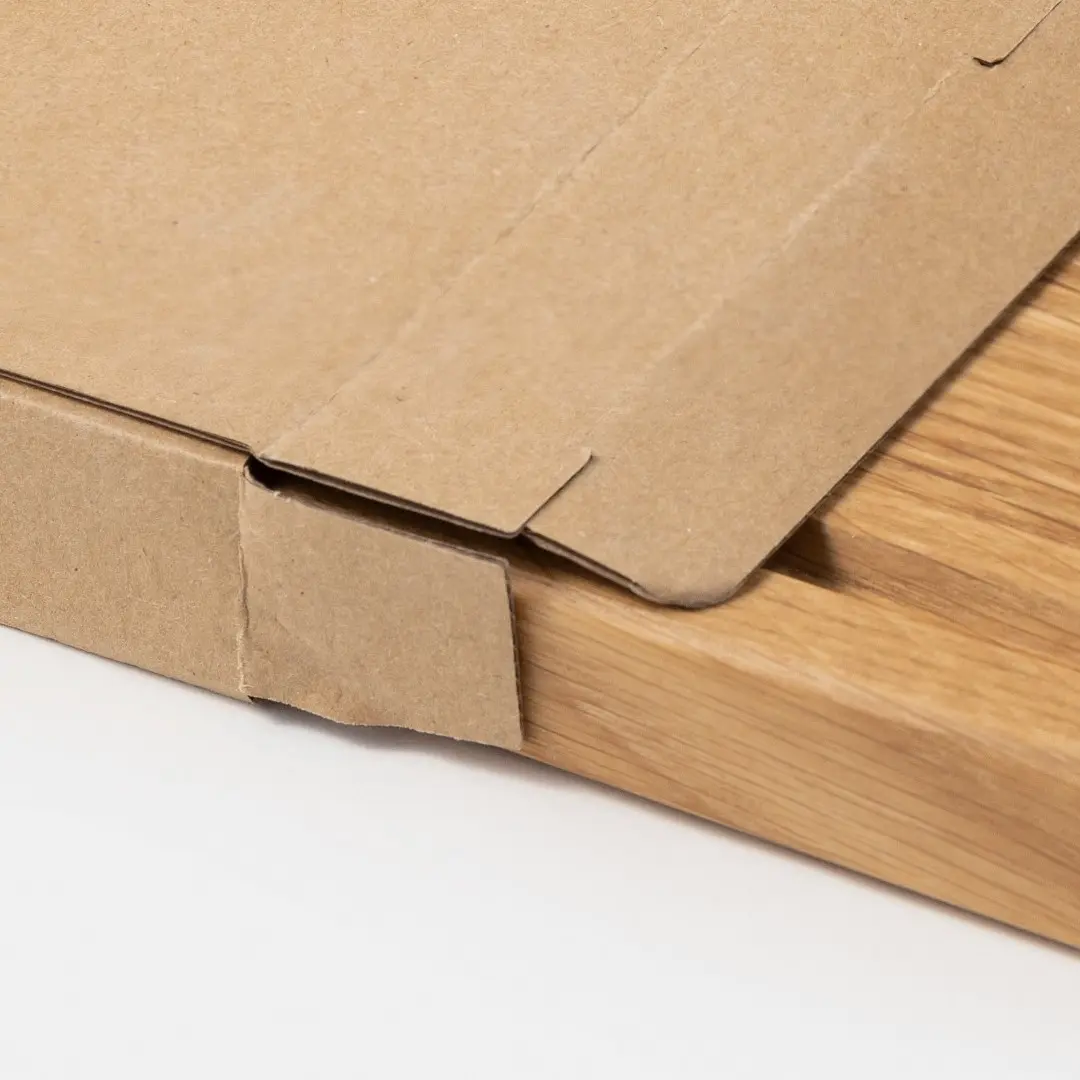 Chroniące opakowanie kartonawe i solidna deska drewniana do krojenia,Protective cardboard box and a sturdy wooden cutting board