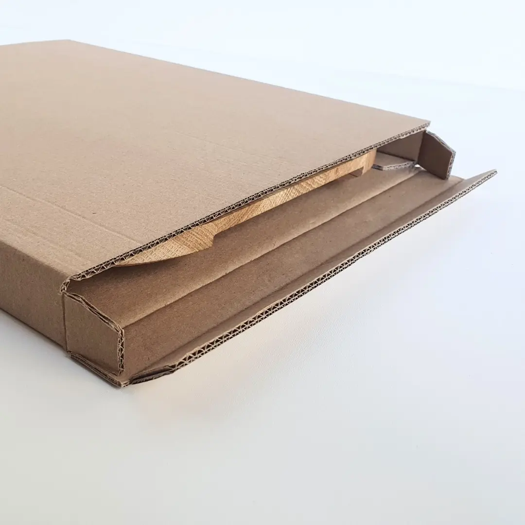 Deska drewniana do krojenia wysunięta z płaskiego opakowania tekturowego,Wooden cutting board sliding from a flat cardboard box