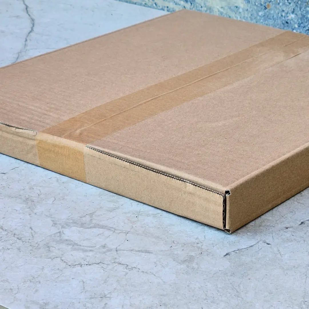 Opakowanie kartonowe zabezpieczone taśmą przygotowane do wysyłki,Cardboard box secured with tape and ready for shipment