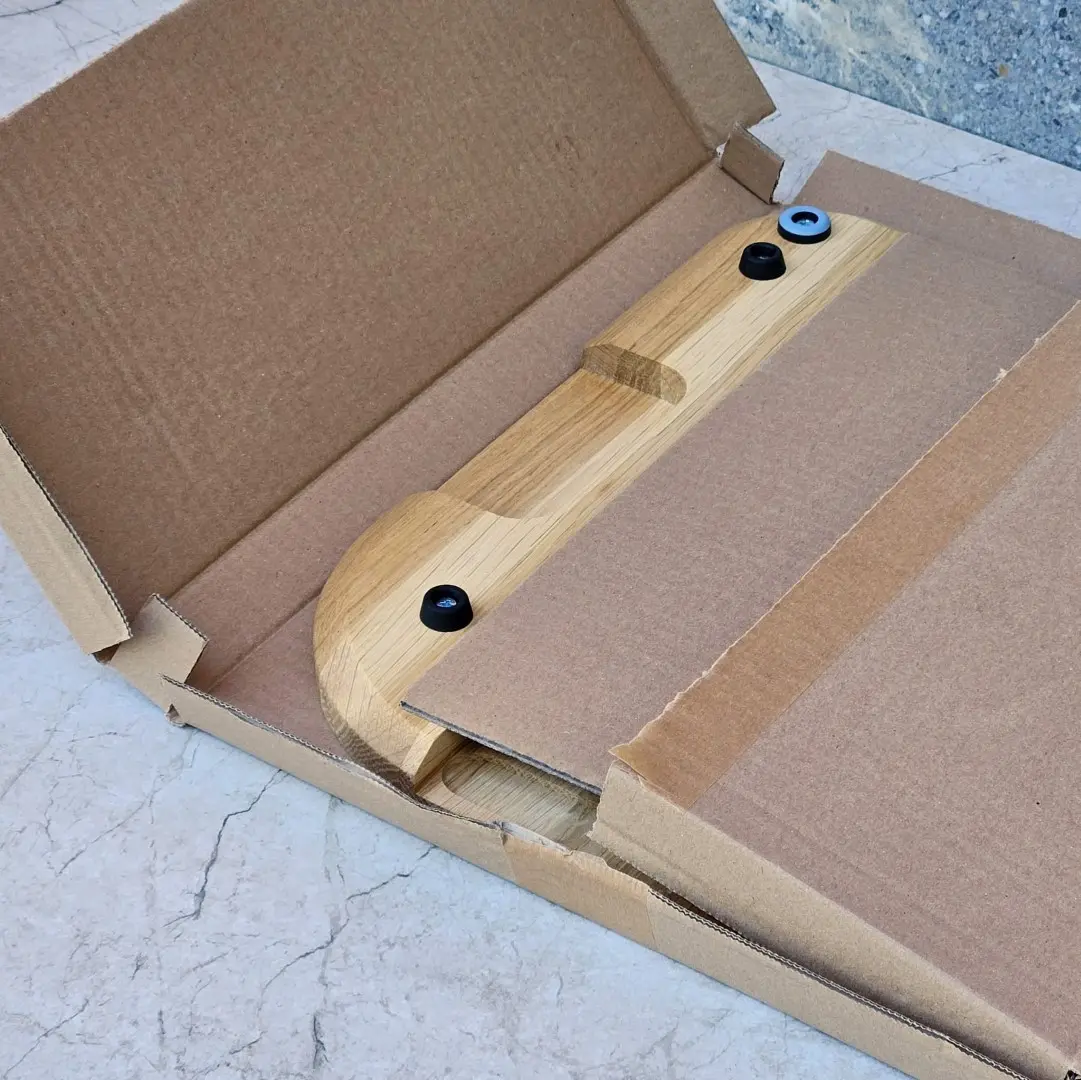 Funkcja opakowania ochronnego: deska drewniana do krojenia ze stopkami antypoślizgowymi wewnątrz dopasowanego pudełka,Packaging features: a wooden cutting board with non-slip feet inside a customized box