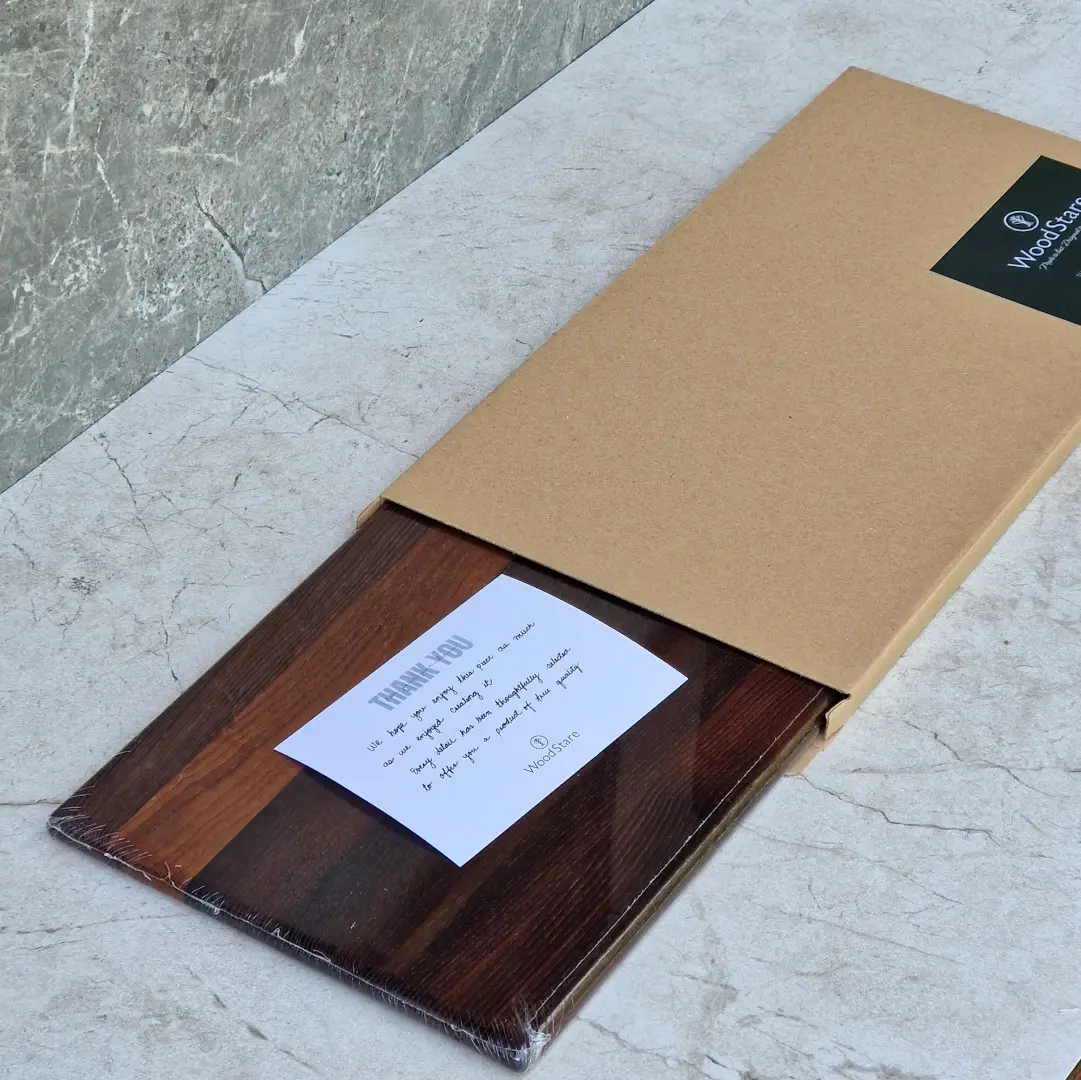 Deska premium wysuwana z ekologicznego etui – profesjonalne pakowanie produktów łączące karton oraz opakowania foliowe przez polskiego producenta wyrobów z drewna, Premium board sliding out of an eco-friendly case – professional product packaging combining cardboard and plastic packaging by a Polish manufacturer of wood products