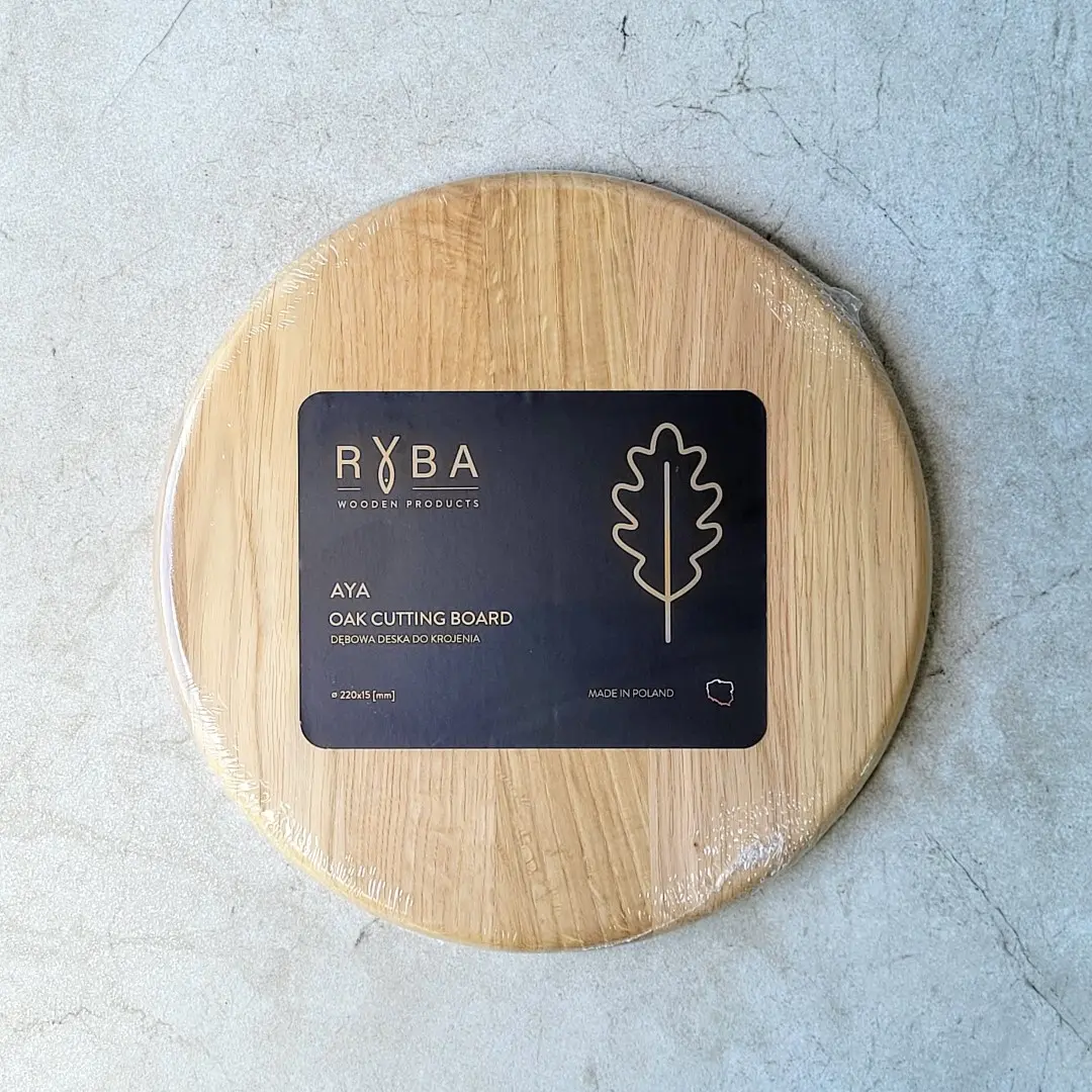 Okrągła dębowa deska do serwowania z etykietą – folia ochronna typu termokurczliwego zabezpiecza produkt podczas transportu,Round oak serving board with label – shrink wrap protects the product during transport