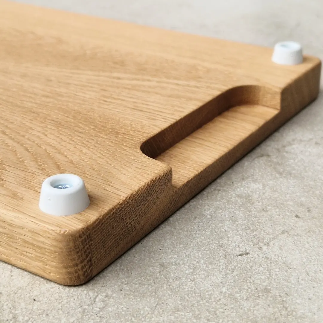Deska drewniana ze stopkami z silikonu jako akcesoria kuchenne, Wooden board with silicone stands as kitchen accessories