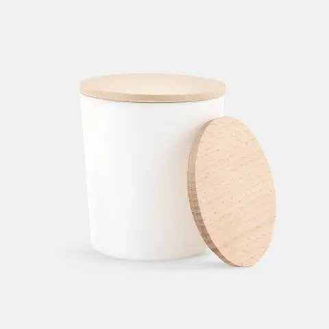 Biały minimalistyczny słoik do świec z drewnianym wieczkiem wykonanym z jasnego drewna bukowego,A white, minimalist candle jar with a wooden lid made of light-colored beech wood