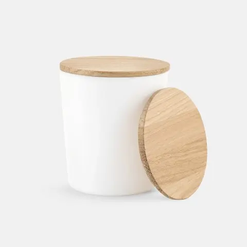  Elegancki biały pojemnik z wieczkiem drewnianym z dębu i klasyczna pokrywka dębowa obok,An elegant white jar with an oak lid and a classic oak lid next to it