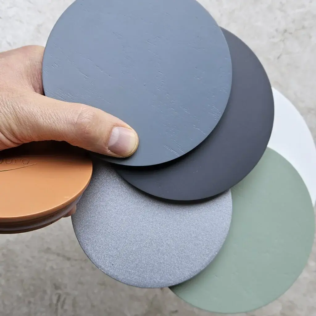 Prezentacja szerokiej gamy kolorystycznej producenta, w jakiej mogą wystąpić drewniane wieczka do świec,A presentation of the manufacturer's wide range of colors, which may include wooden candle lids