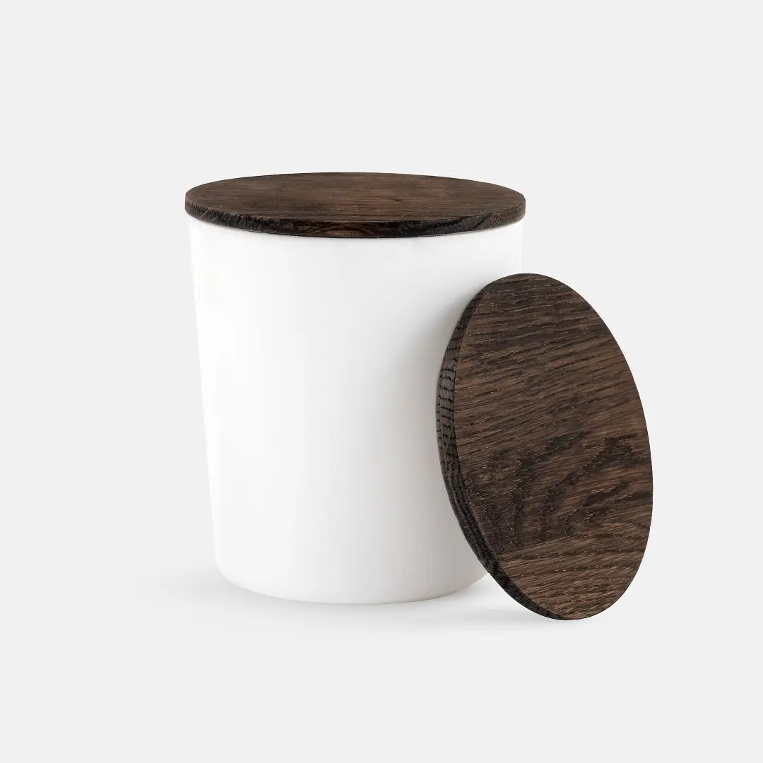 Słoik do świec z drewnianym wieczkiem w ciemnym kolorze,A candle jar with a dark-colored wooden lid