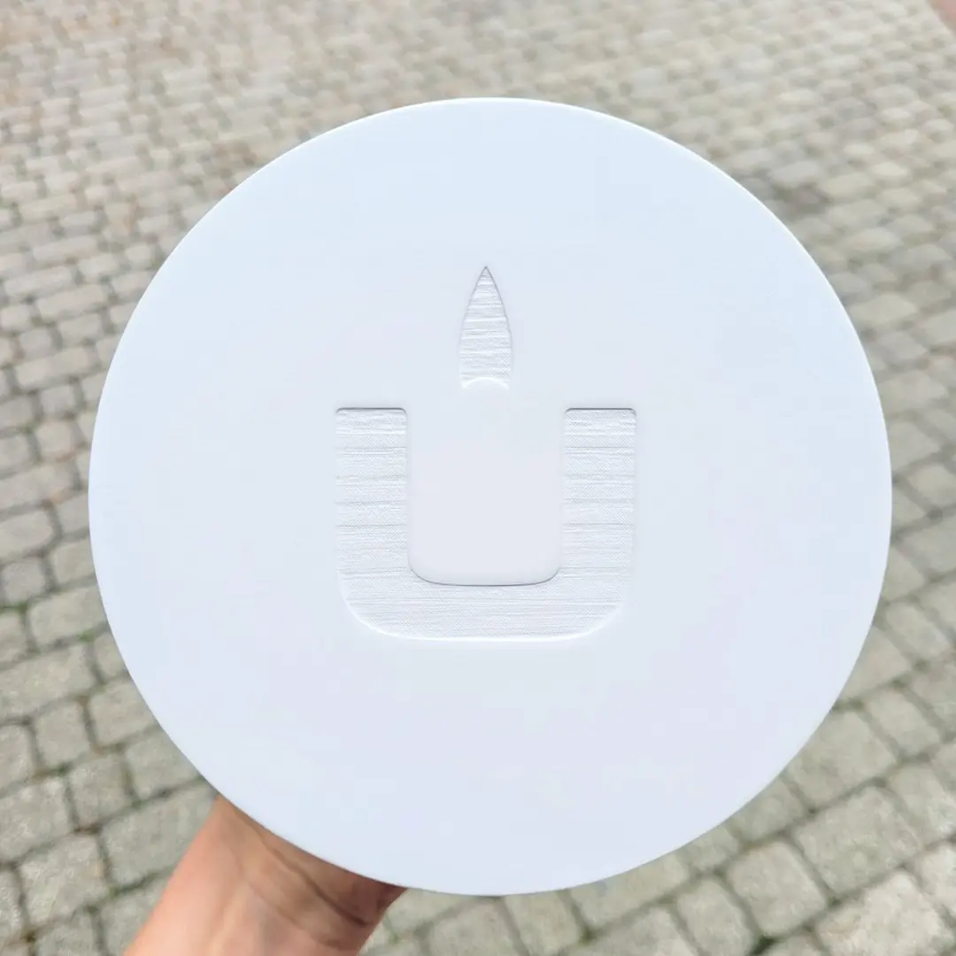 Białe wieczko drewniane z personalizowanym grawerem, White wooden candle lid with personalized laser engraving 