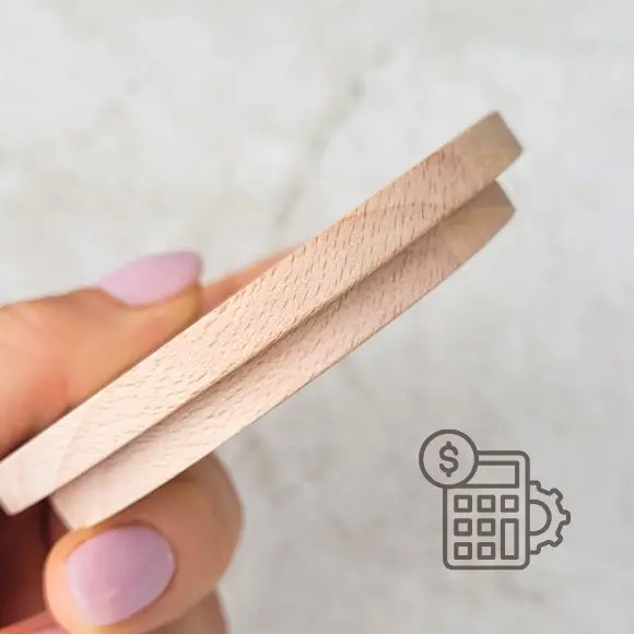 Boczny profil pokrywki do świec z drewna trzymanej w dłoni,Side view of a handheld wooden candle lid