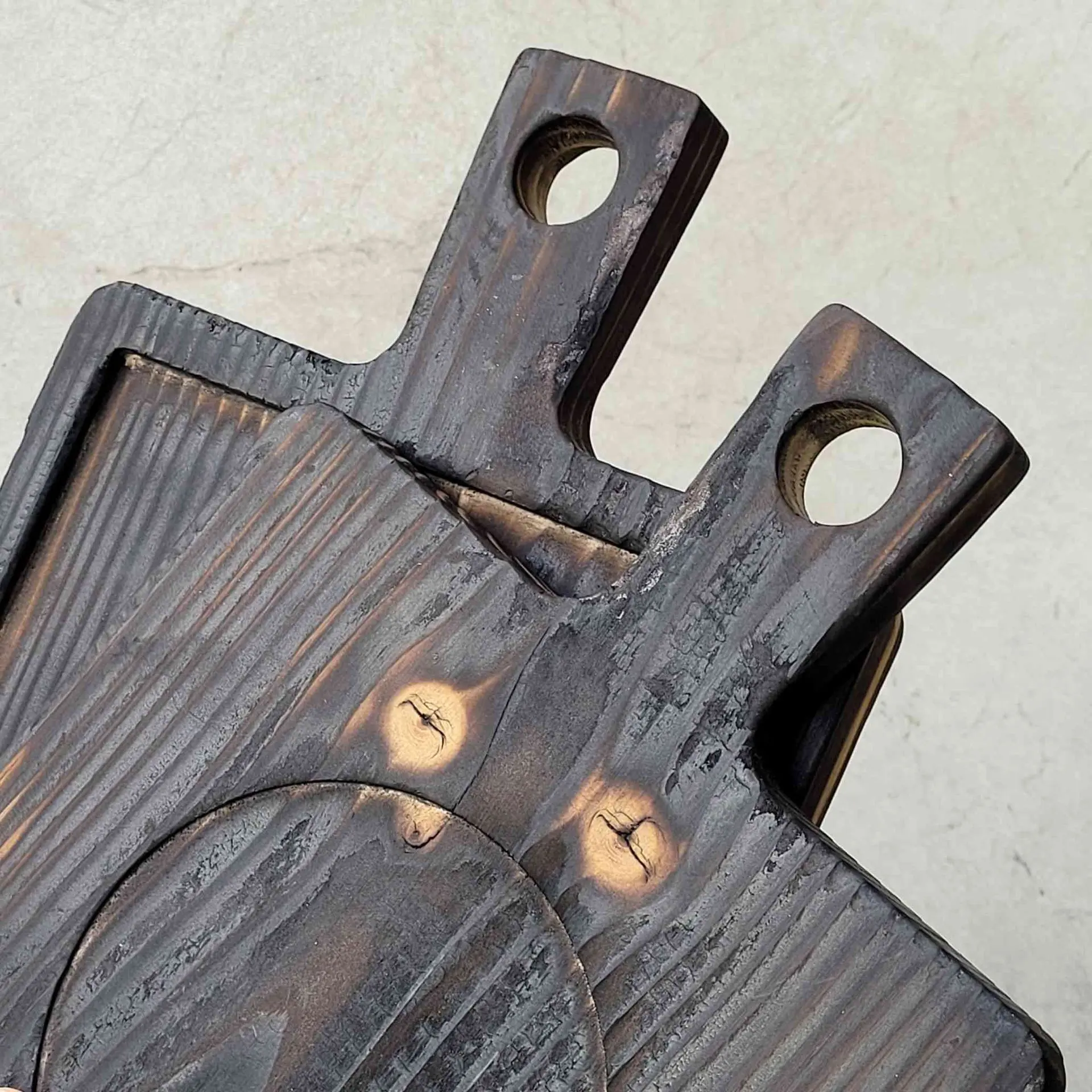 Deski do krojenia z efektem starego drewna z rączką z przypalanej sosny, Old wood effect cutting boards with a handle made of burned pine