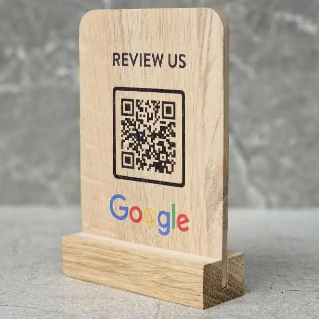 PL.00-20-01-01266-H drewniany ekspozytor z wkładką nadruk UV kod QR dębowy oak information display with insert UV print QR code (5).webp