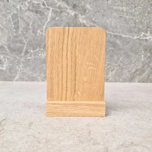 PL.00-20-01-01266-H drewniany ekspozytor z wkładką nadruk UV kod QR dębowy oak information display with insert UV print QR code.webp