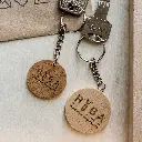 5-00-00302-L_1 brelok drewniany grawer wooden keychain engraving.webp
