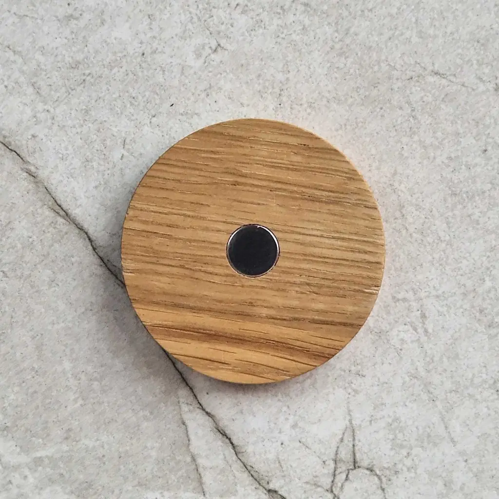 10-01-00298-S_2 drewaniane kółko z magnesem dębowe grawer wooden circle with magnet oak engraving.webp