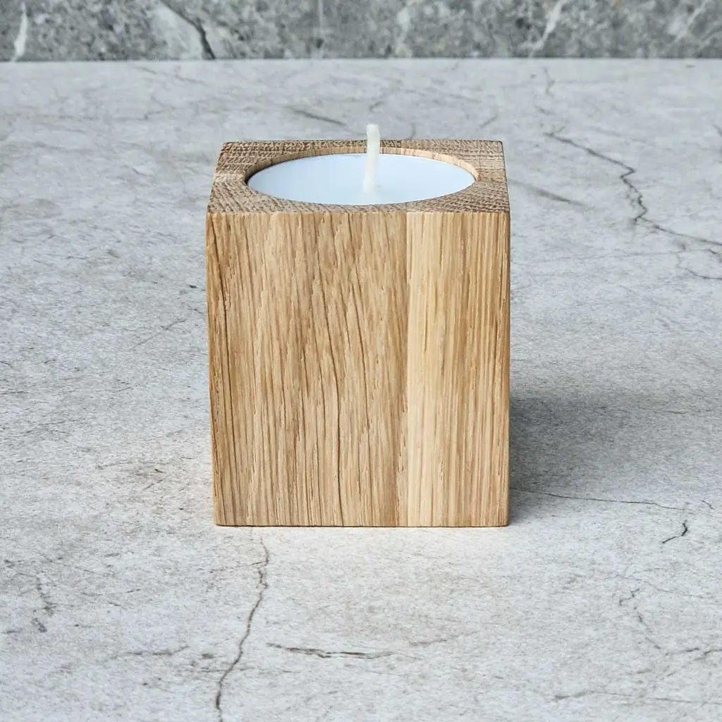 50-01-00902-01-H_2 drewniany świecznik na tealight dębowy wooden candle holder oak small.webp