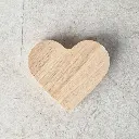 20-01-01060-S_1 drewniane serduszko stojące dębowe wooden standing heart oak.webp