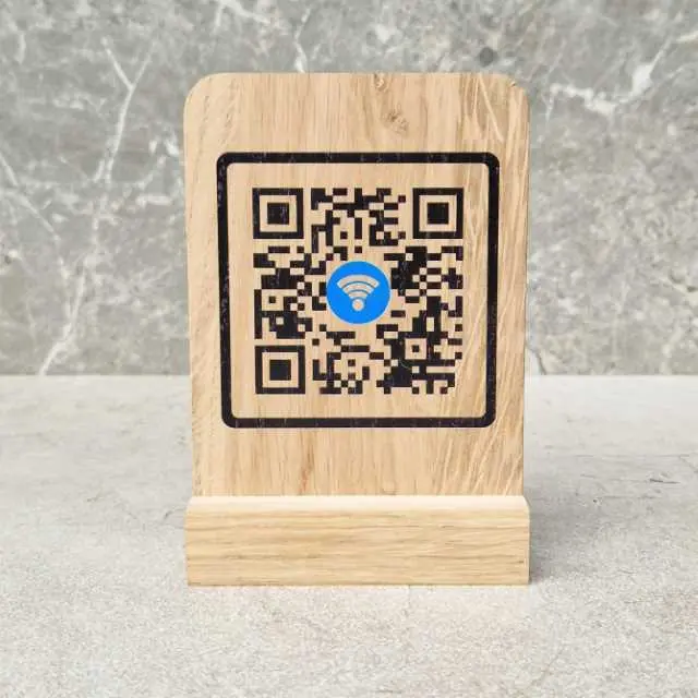 PL.00-20-01-01267-H drewniany ekspozytor z wkładką nadruk UV kod QR dębowy Oak information display with insert UV print QR code (20).webp
