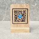 PL.00-20-01-01267-H drewniany ekspozytor z wkładką nadruk UV kod QR dębowy Oak information display with insert UV print QR code (20).webp