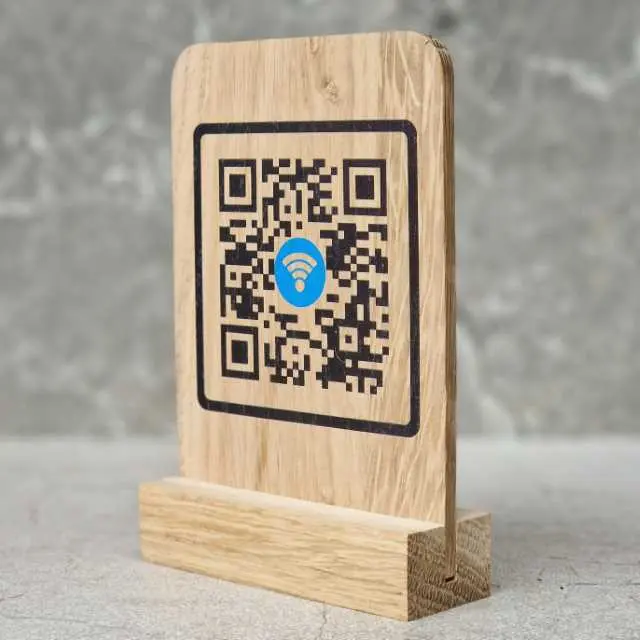 PL.00-20-01-01267-H drewniany ekspozytor z wkładką nadruk UV kod QR dębowy Oak information display with insert UV print QR code (21).webp