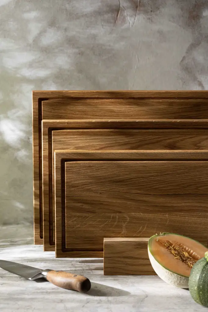 60-01-00464-H_3 drewniana podstawka pod deski dębowa INGE wooden cutting boards base oak.webp