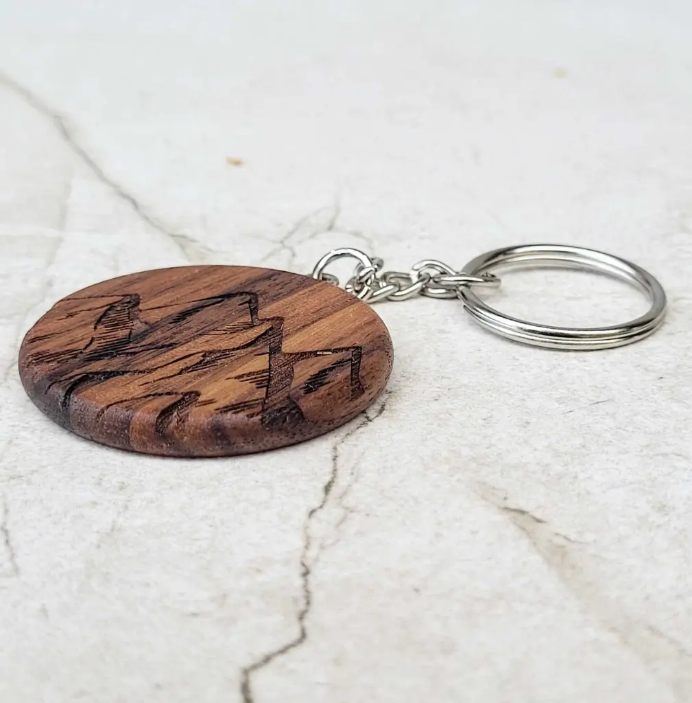 5-02-00793-L_1 drewniany brelok orzech amerykański grawer wooden keychain american walnut engraving.webp