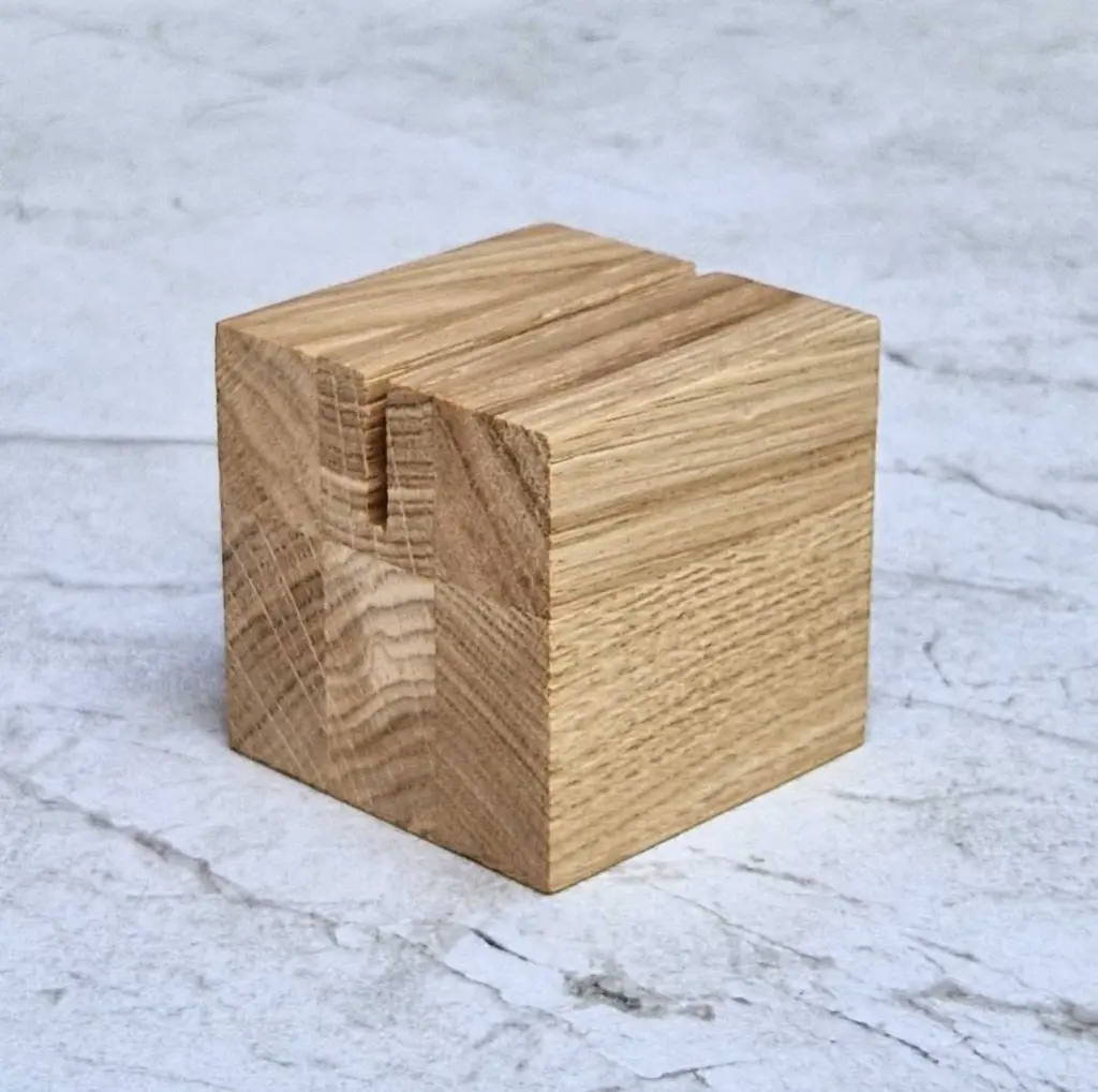 60-01-00839-H_1 drewanine podstawka pod kartki kostka z rowkiem dąb wooden stand with slot oak.webp