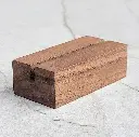 20-02-00870-H drewniana podstawka na wizytówki orzech amerykański wooden postcard stand american walnut.webp