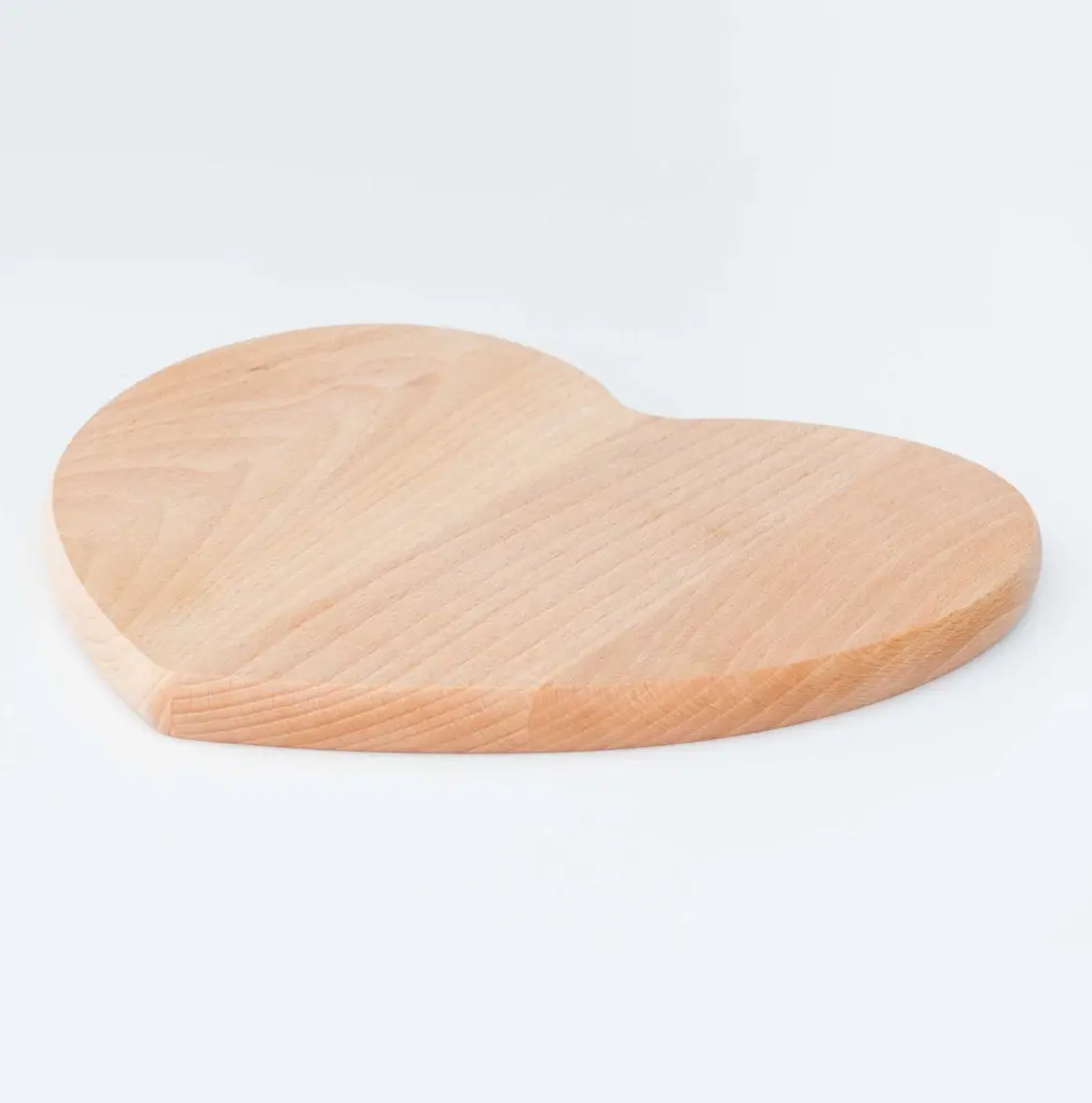 15-00-00024-O_1 drewniana deska do krojenia w kształcie serca bukowa wooden cutting board heart shape beech.webp