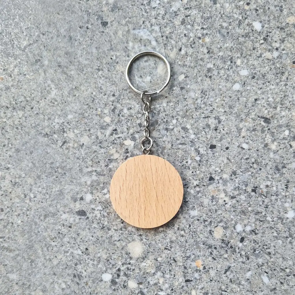 Brelok wkręcany bukowy fi40x5mm lakierowany 