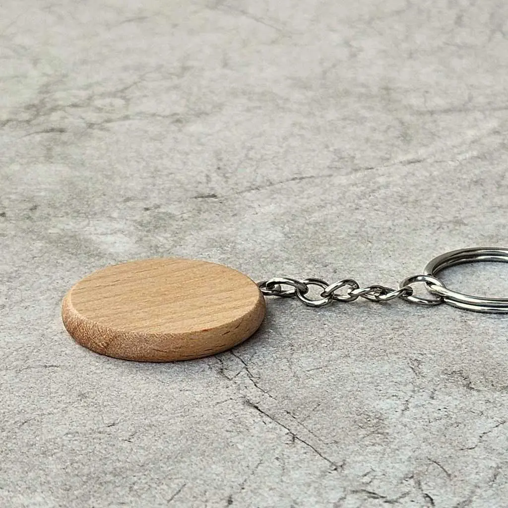 Brelok bukowy fi35x5mm zaokrąglany lakierowany 