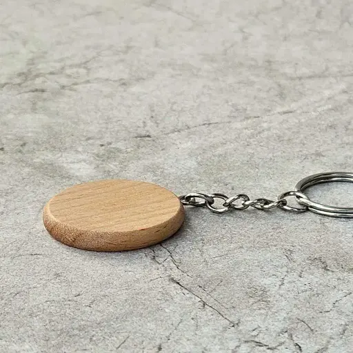 [BK10-00793-L-025283] Beech keychain with rounded edges fi35x5mm varnished