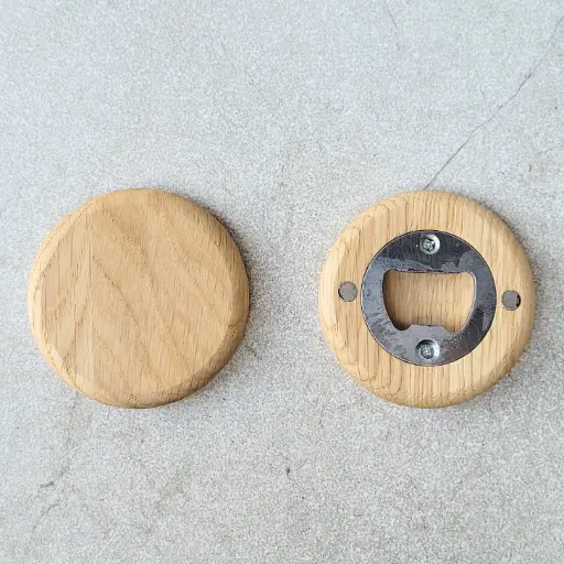 [DB10-01263-H-025446] Oak bottle opener with magnets dia65x10mm